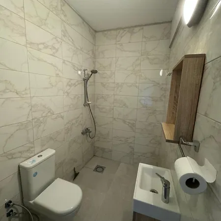 Gazde/Camere de închiriat Island 1